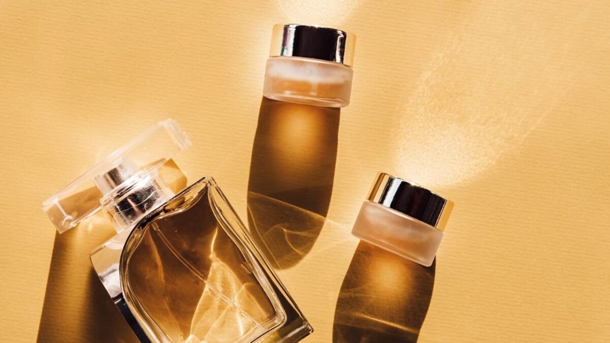 10 Proven Hacks to Make Your Perfume Last All Day in the Indian Heat !