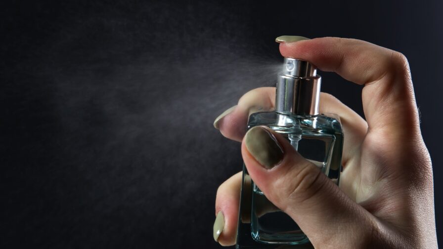 10 Expert-Backed Hacks to Make Your Perfume Last All Day- Even in 40°C Heat ! 12 Make Your Perfume Last All Day